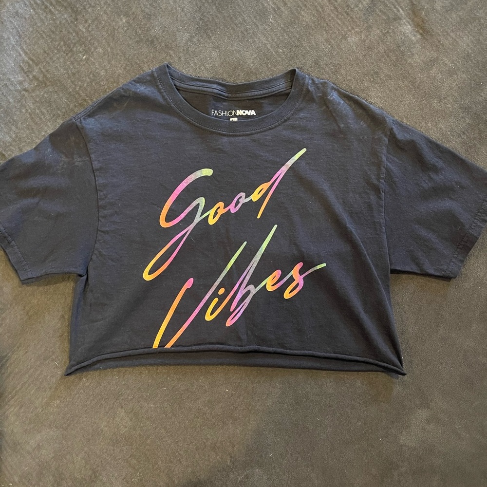 Fashion Nova t-shirt crop top size small